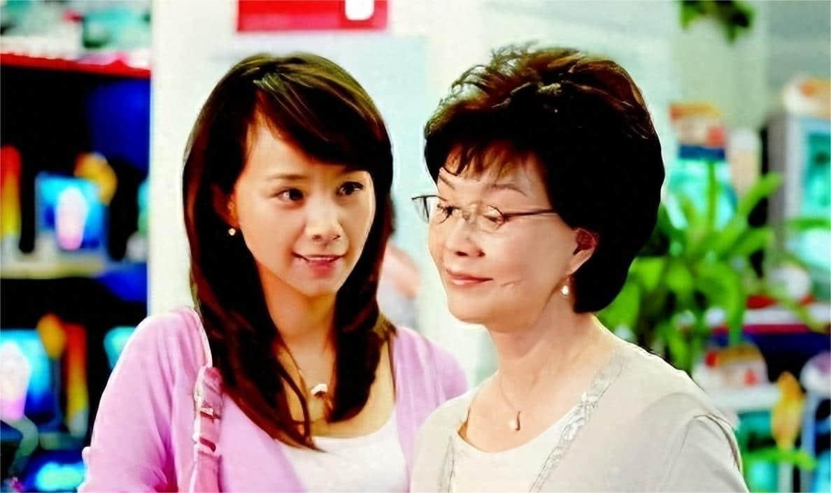 婚礼上生母给我20万,我转身给养父母,因为这是她这辈子欠我的