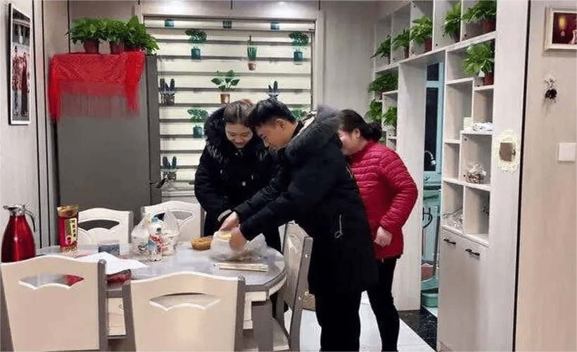 "晓晓,听爸爸解释,阿丽她一人在外面不容易.