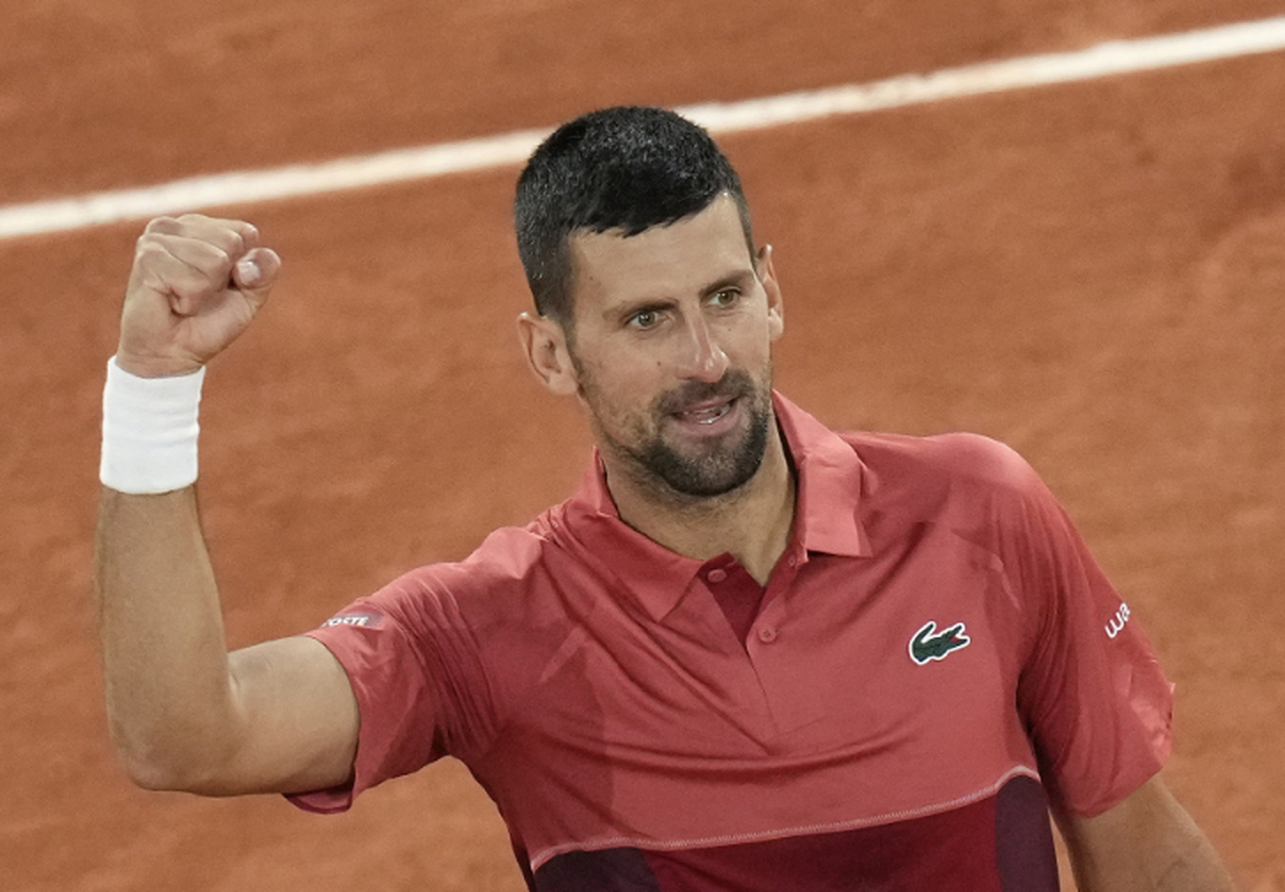 德约科维奇在2024年法网男单第二轮比赛中,以总分3-0轻松横扫巴埃纳