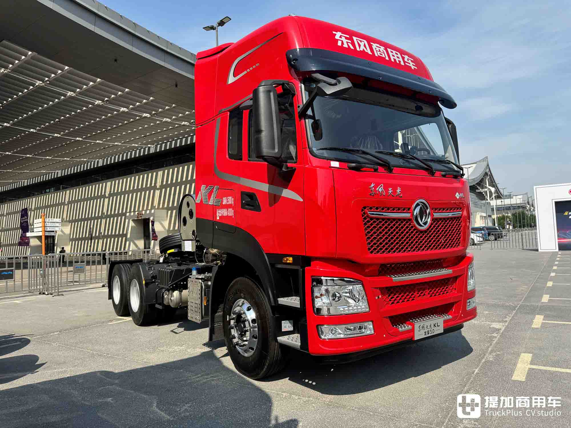 新外观,东风天龙kl龙擎3.0燃气牵引车来袭,35.88万起售啥配置?