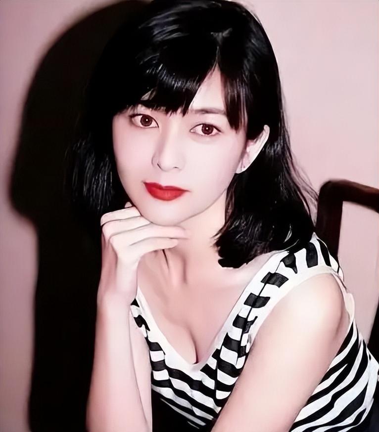 排名第一:林嘉欣,她和张柏芝并排被称为"绝代双骄",最初因为跳舞出名.