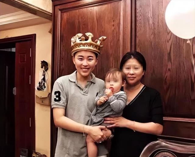 叶海洋近照曝光:三胎即将临盆不娇气,小腹微凸如发福的啤酒肚