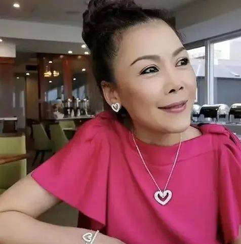 58岁田震晒性感比基尼照!颁奖台上摔话筒开撕那英