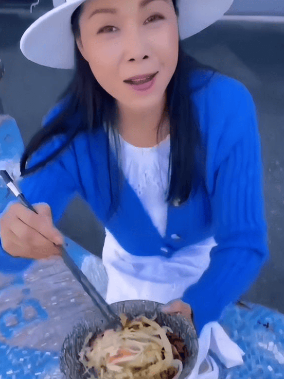 58岁田震晒性感比基尼照!颁奖台上摔话筒开撕那英