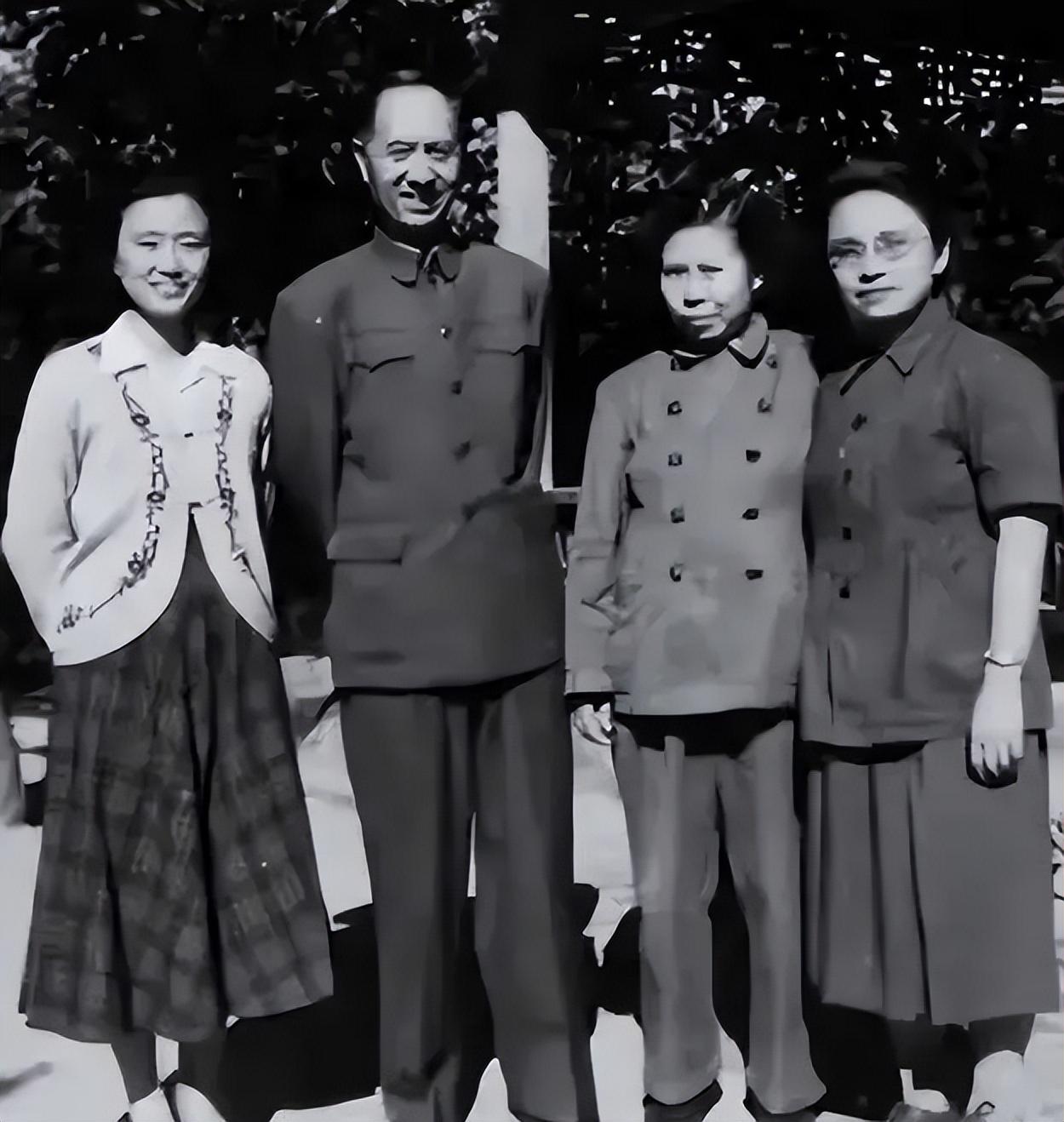 52年,傅连暲探望前妻,看到前妻手上的一枚戒指后,瞬间泪流满面