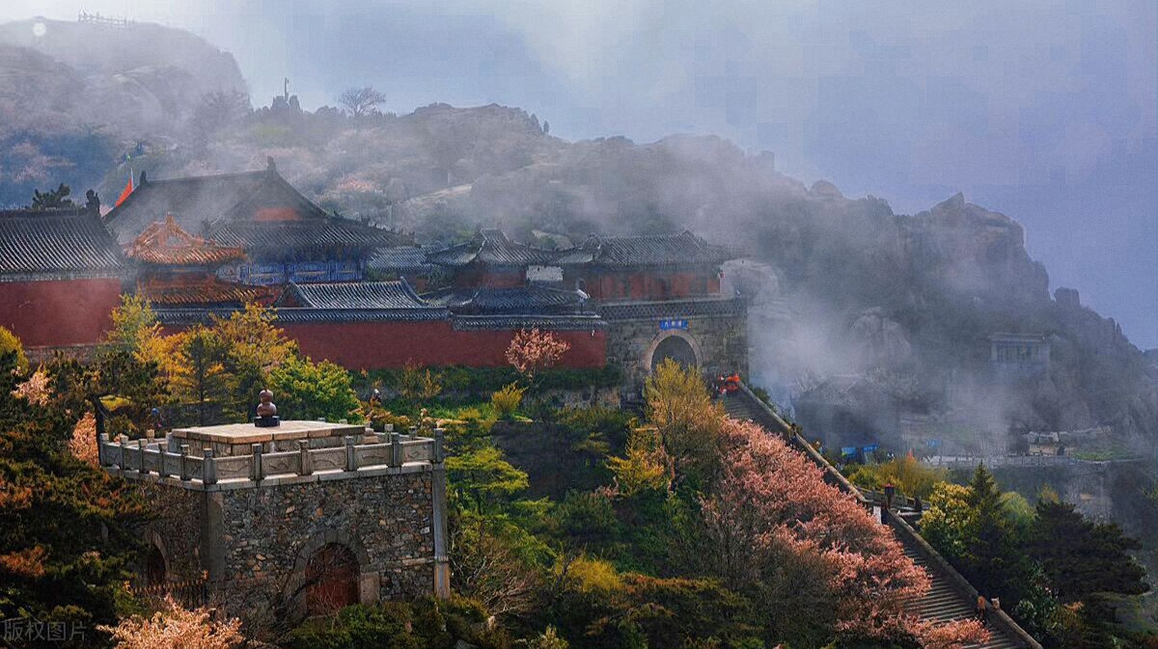 山东泰山:是中国五岳之一,被誉为"天下第一名山",是国家重点风景名胜