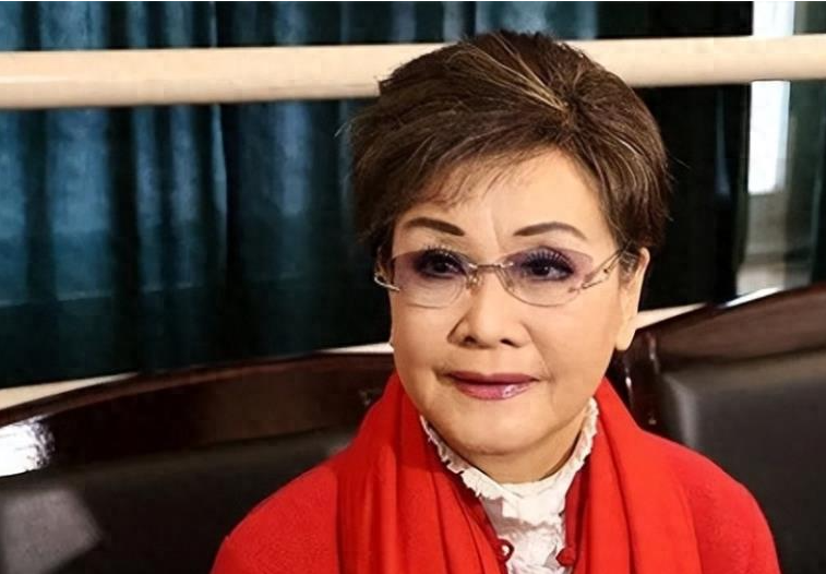 李谷一这样多好啊,77岁白发根根分明,弓腰驼背就是农家老人样