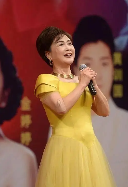 李谷一这样多好啊,77岁白发根根分明,弓腰驼背就是农家老人样