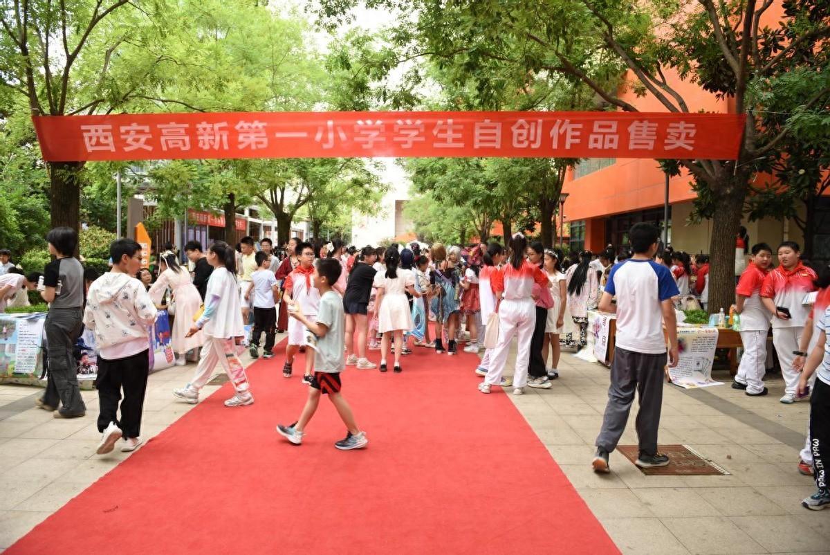 欢度"六一" 西安高新一小举办学生自创作品售卖会