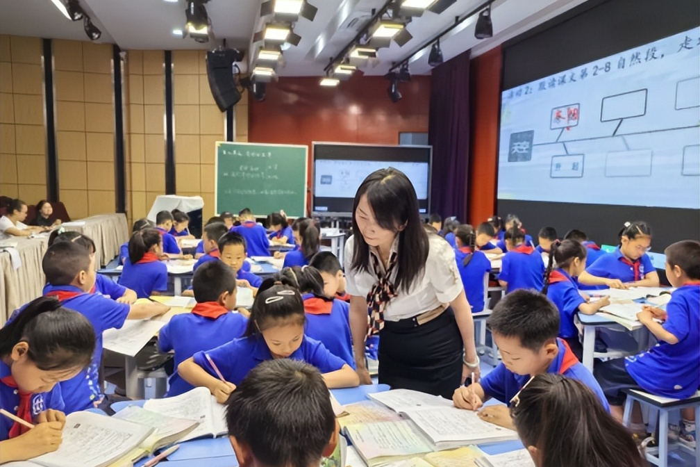 步履不老师关心孩子的成长和发展成都石室东部新区实验学校上课小