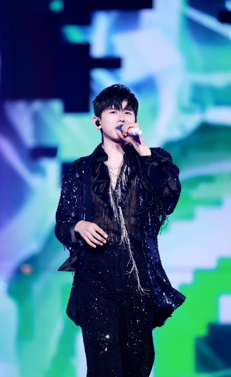 张杰巡演时所使用的三个不同颜色的麦克风,分别代表着家中三位可爱