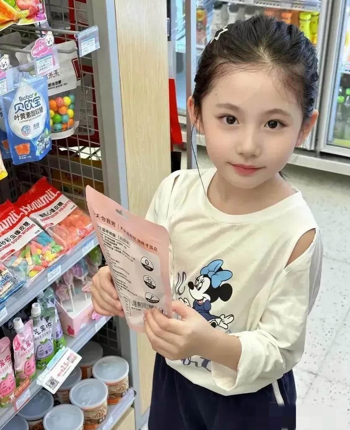 网友说:照片中的小女孩笑容灿烂,真的很吸引人.长大了说不定能做明星!