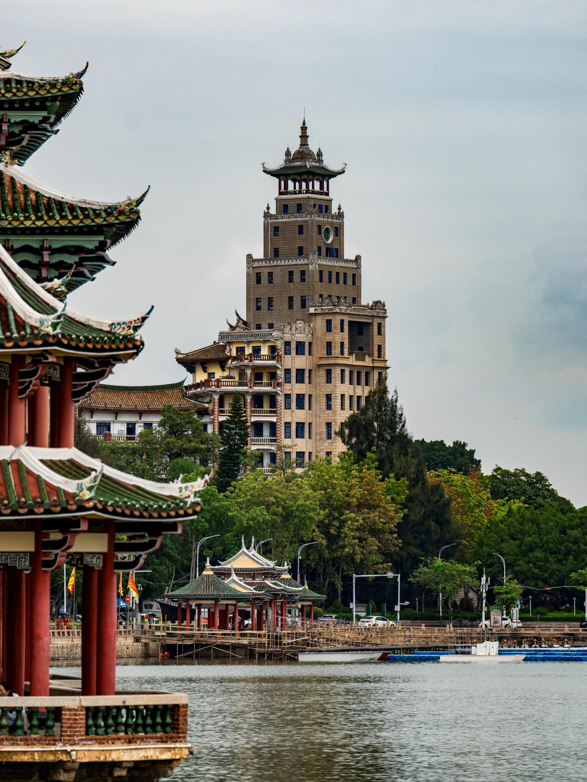 厦门最美教学楼,楼宇别具一格,也很出片,最近的气候很适合沿着龙舟池