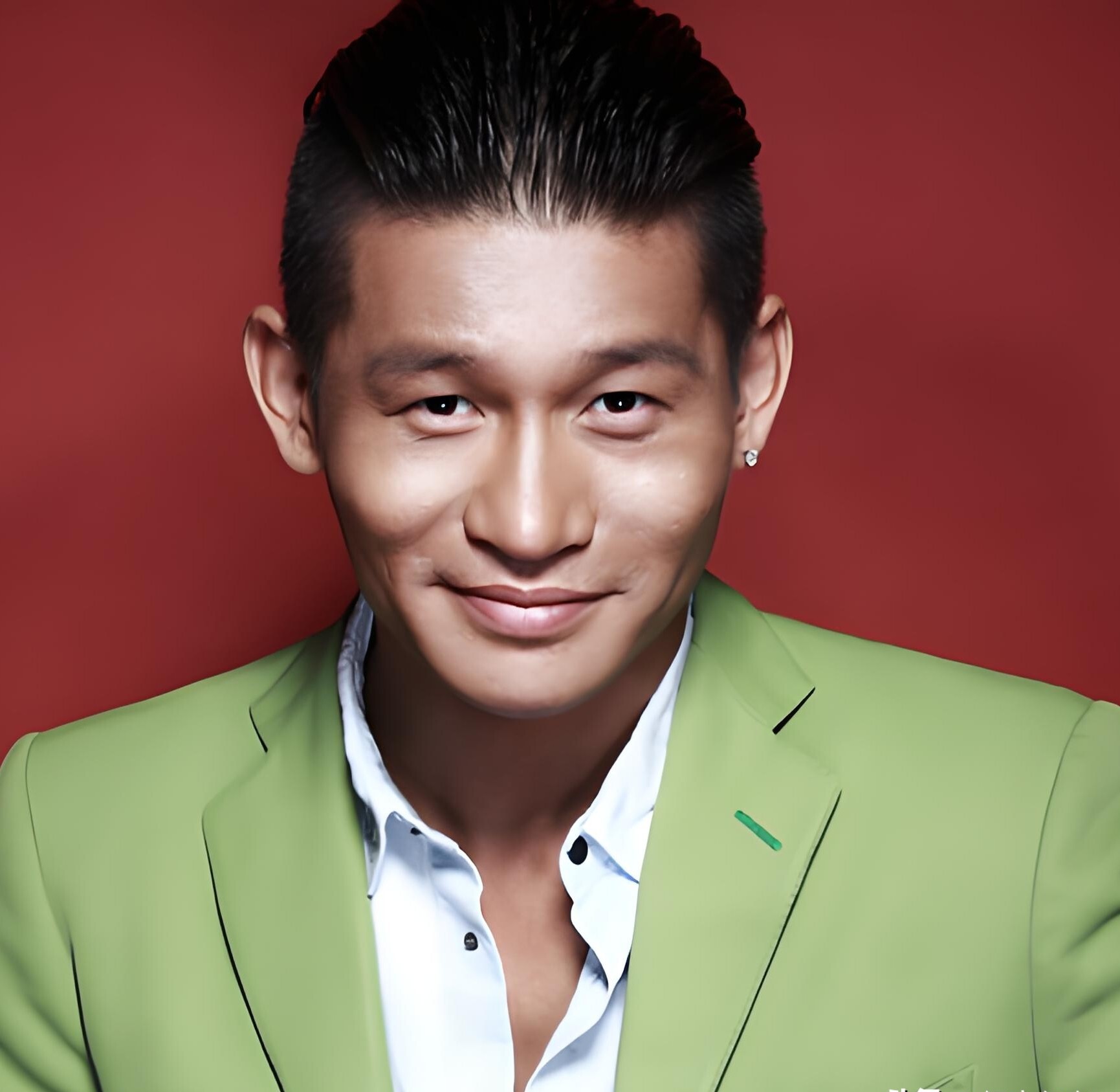 演员,余皑磊说,我的形象很普通,但当年拍《长安十二时辰》时,剧组所有