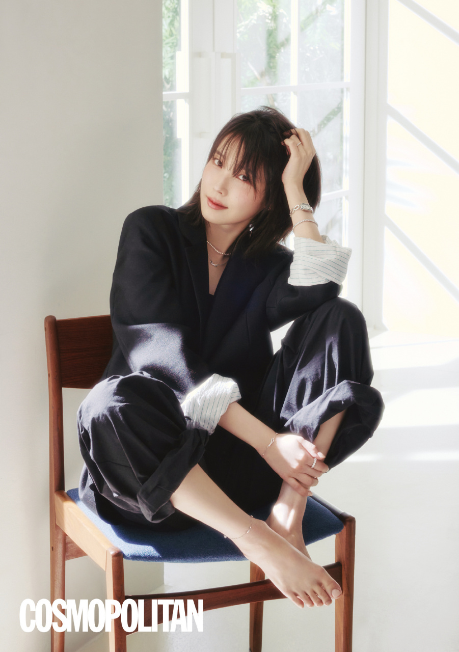 李知恩(iu)光脚丫亮相,清新脱俗形象再升级,自然美让人心动不已