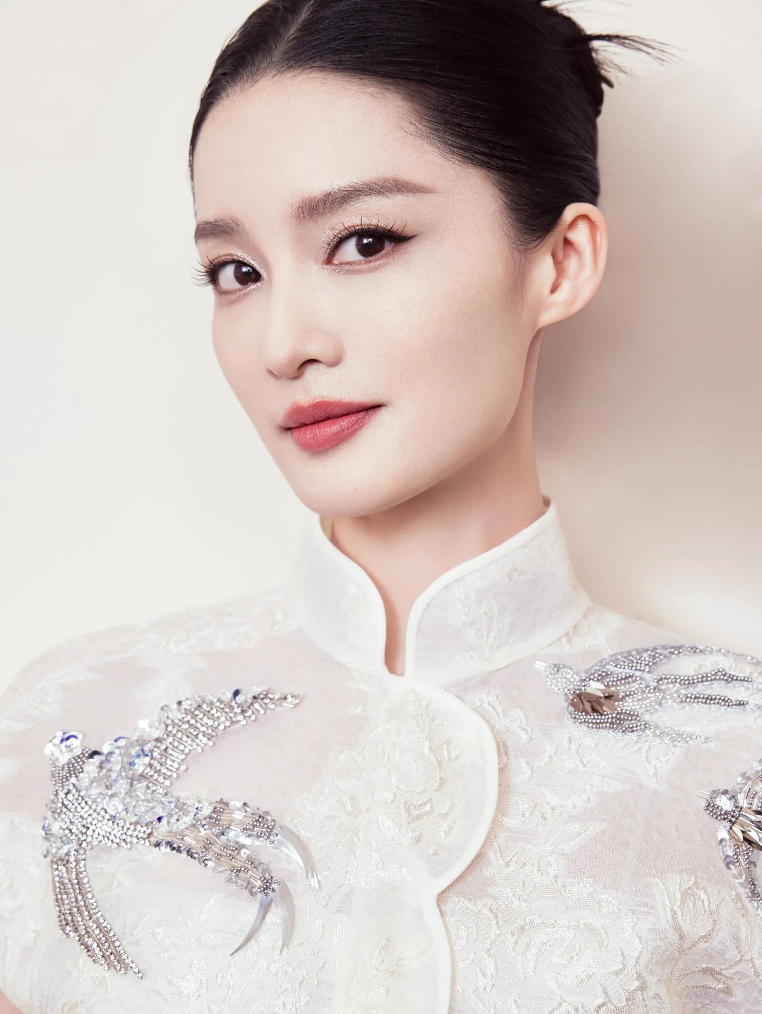 李沁智族gq创意大赏造型出炉,身着新中式旗袍演绎江南美人