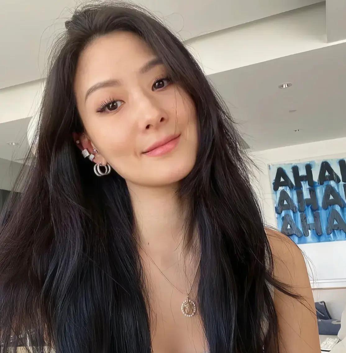 孙芸芸和女儿廖思惟登台版vogue杂志封面,分不清哪个是妈!