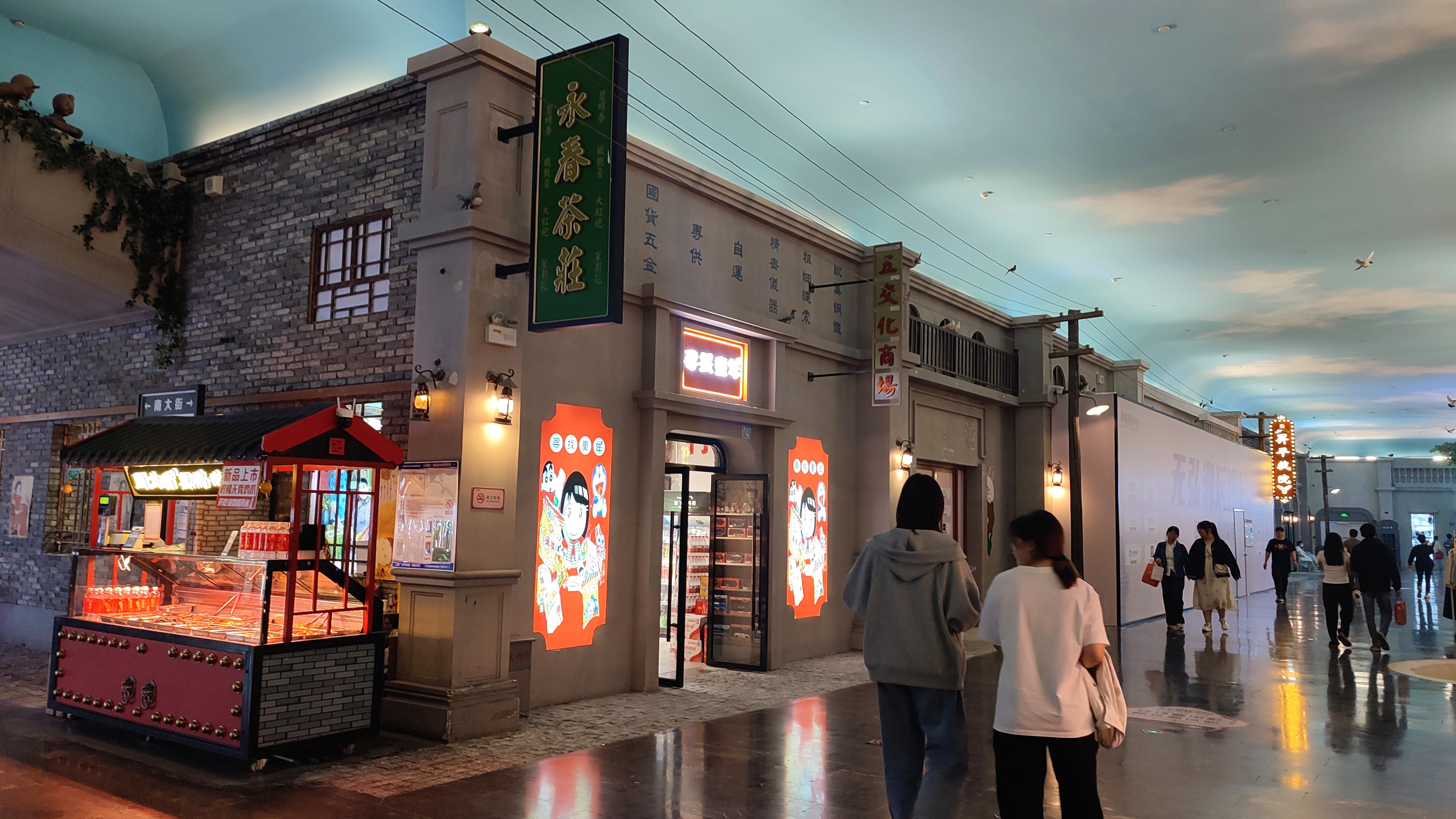 没想到在石家庄勒泰地下还有这么一片设计讲究的街区,天空,电线杆