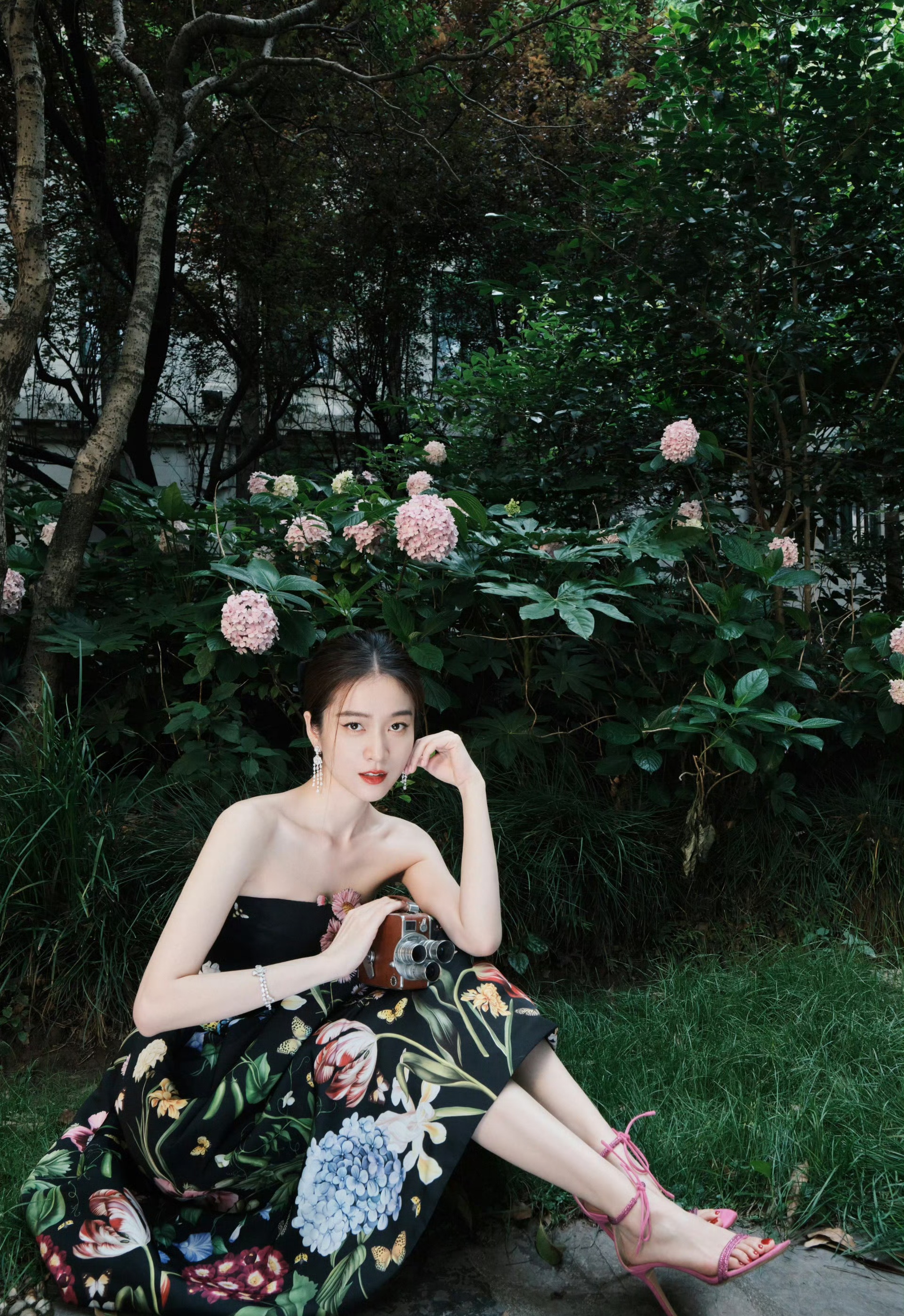 张雪迎,黑色花卉抹胸裙,美美美!