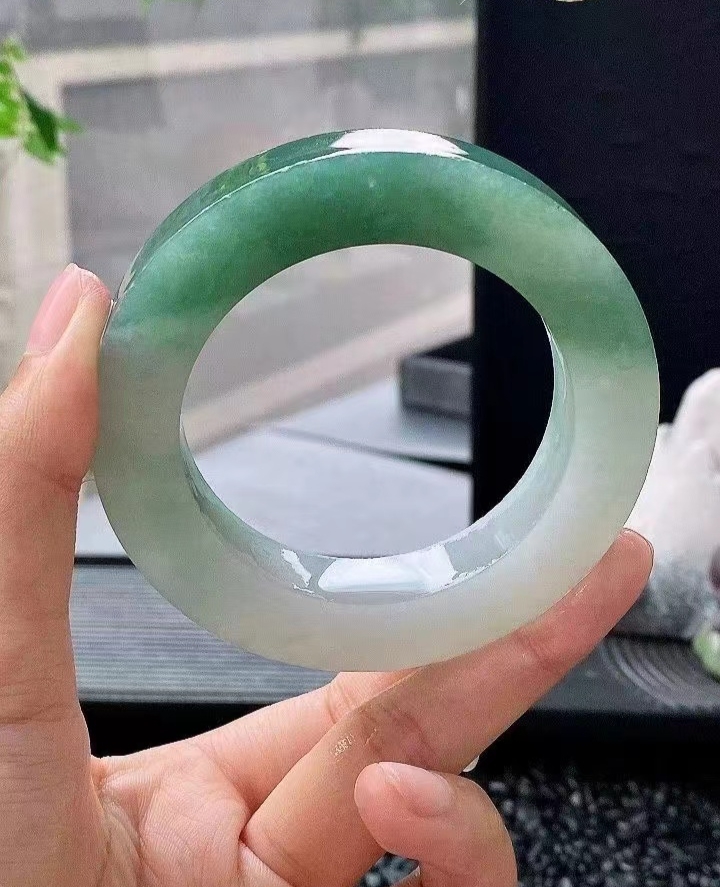 半山水手镯(半山水手镯是染色吗)