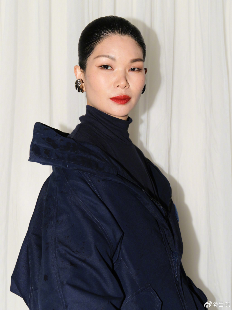 吕燕巴黎世家秀场造型,资深名模的气场依然能打