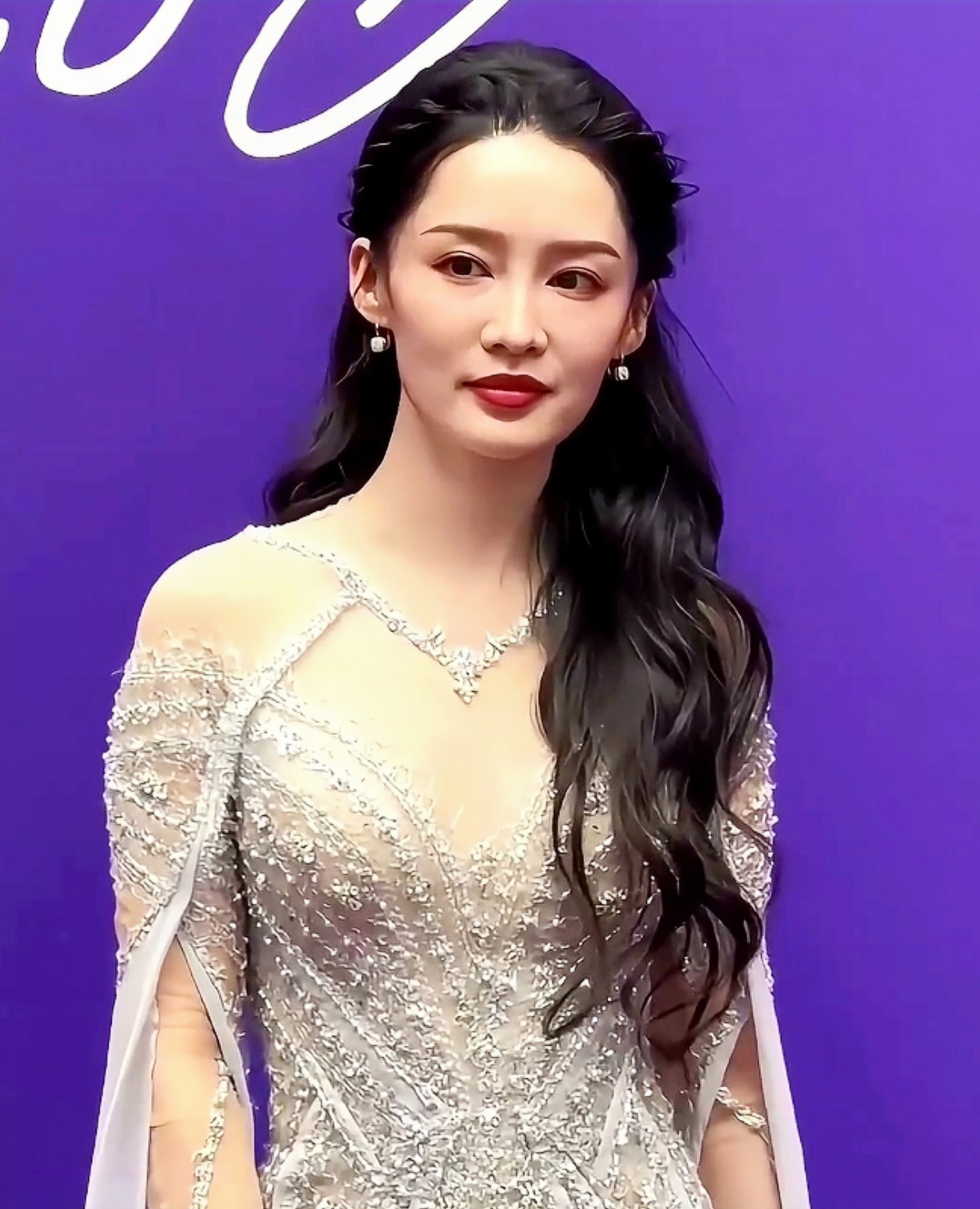 李沁1990年9月27日出生于江苏省苏州市昆山市巴城镇