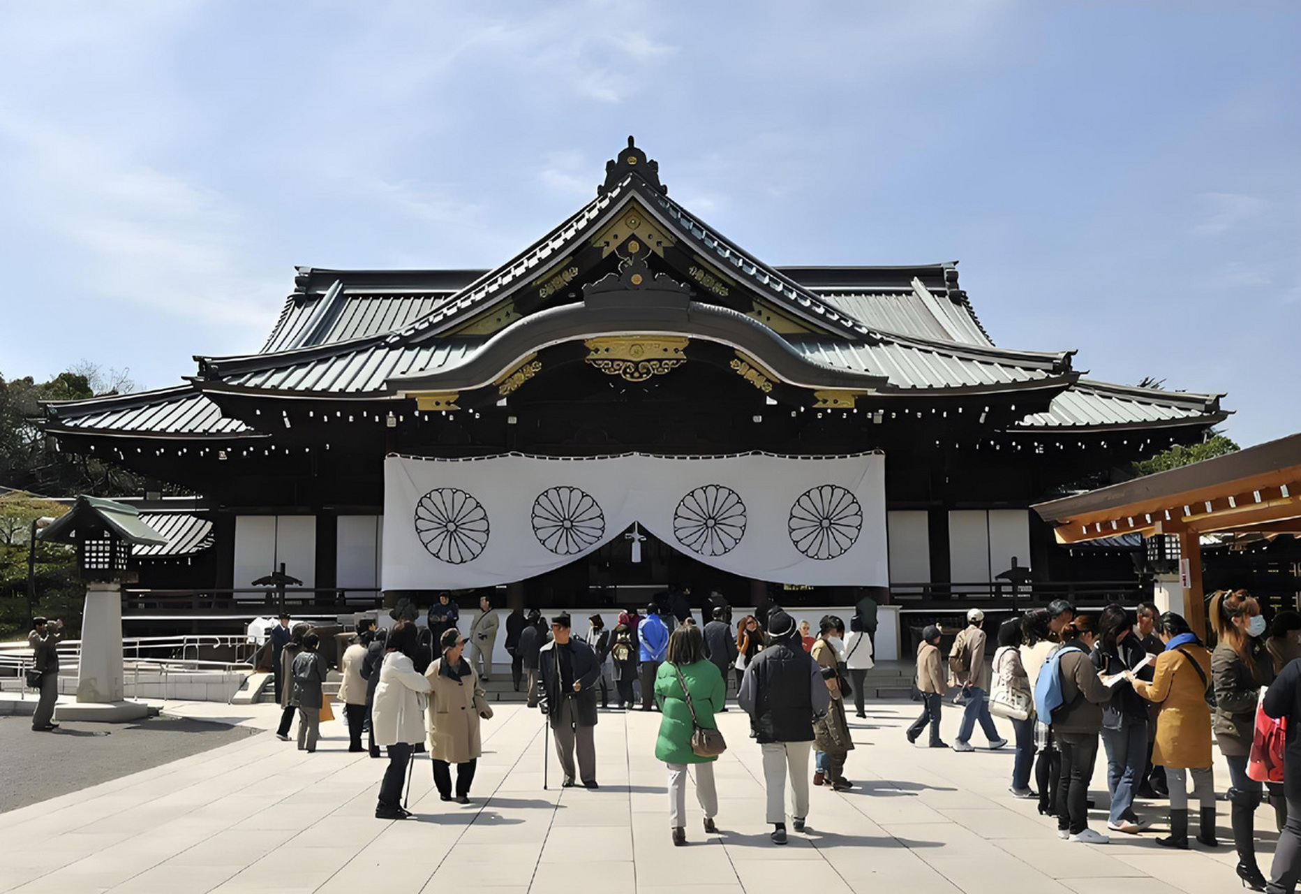 据相关人士透露,经现场确认,靖国神社入口附近,刻有"靖国神社"四缸种