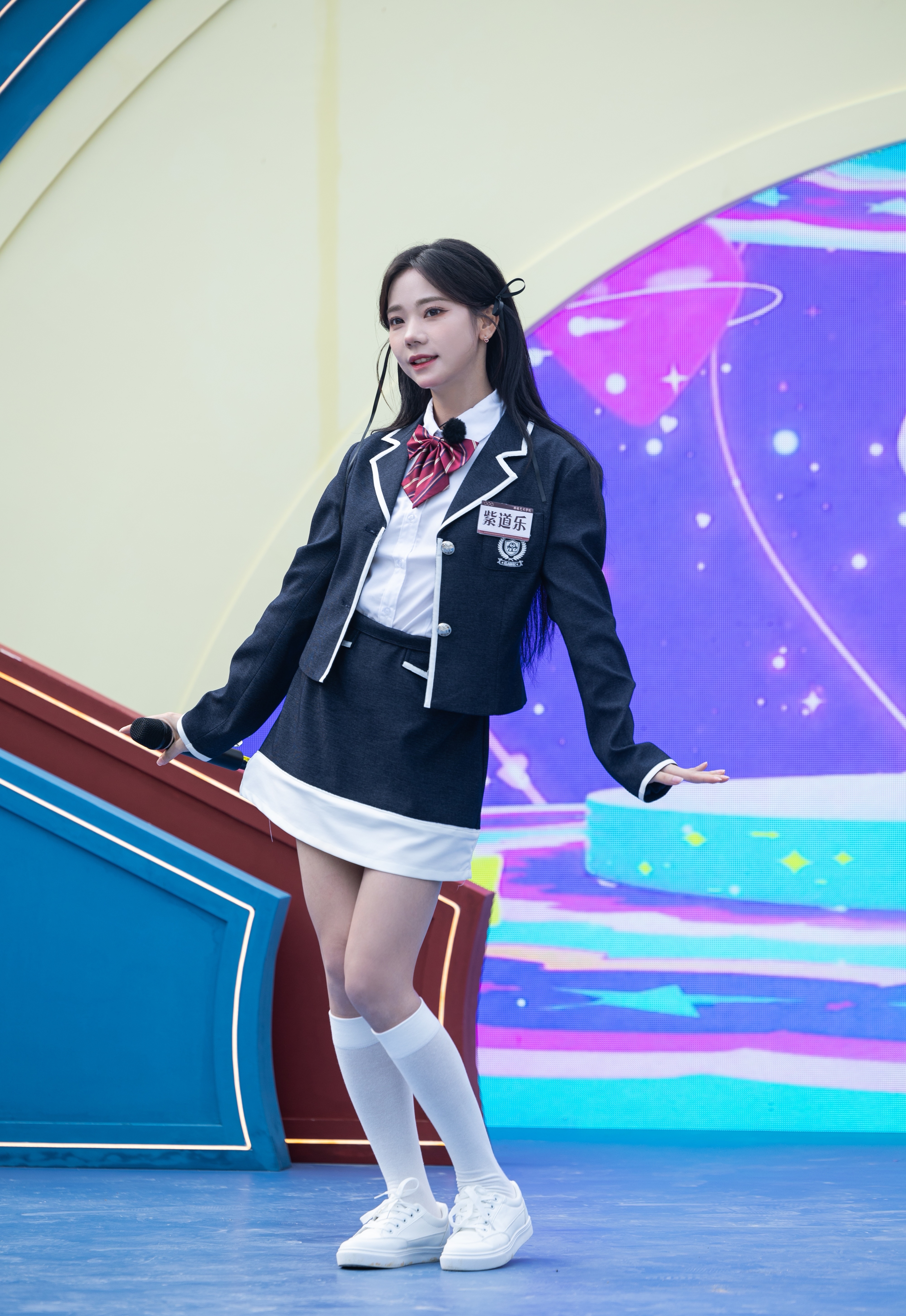 张紫宁,小西服搭配白丝袜,唯美校园风!