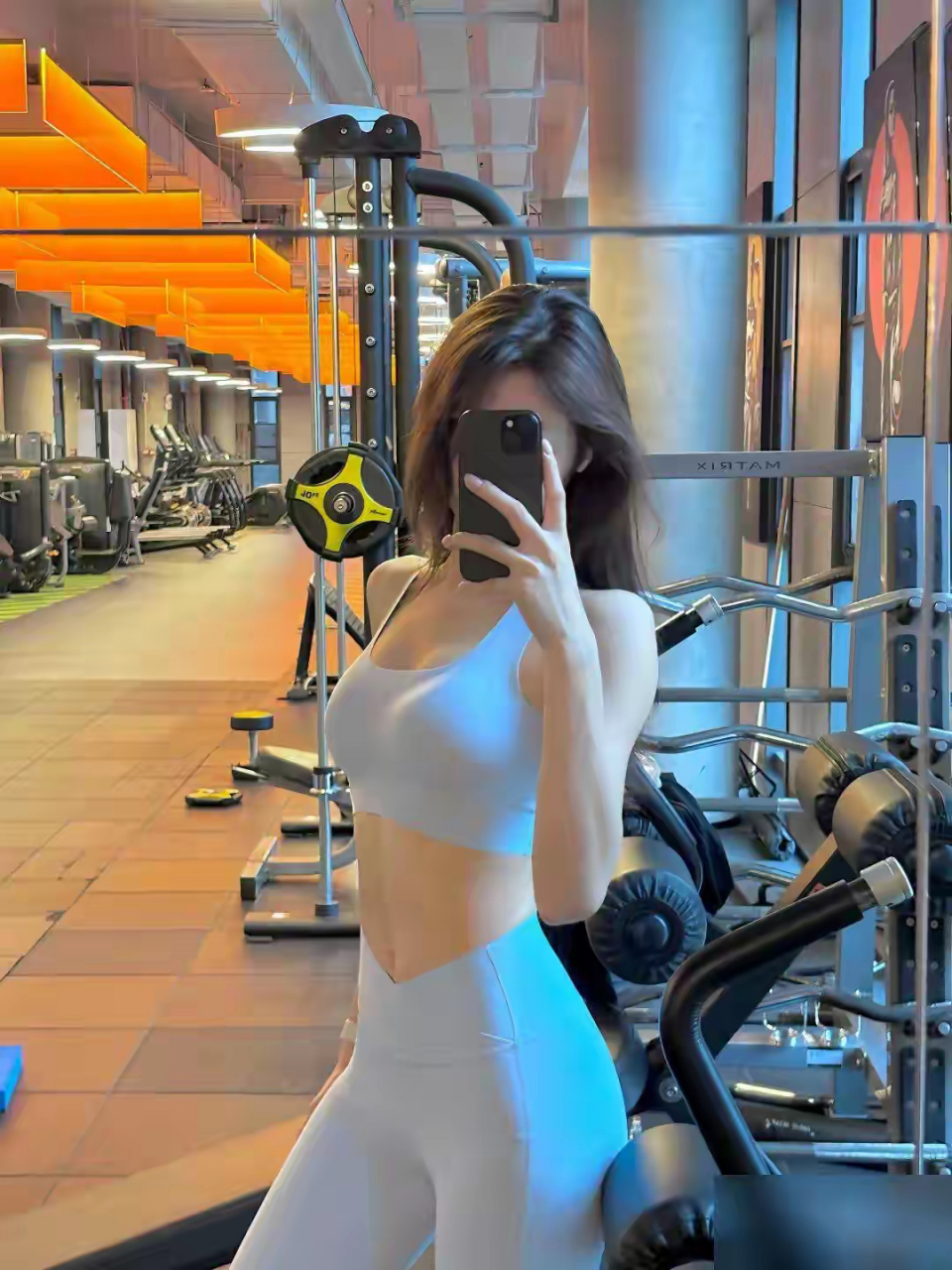 她的身材苗条而有力,犹如一位专业的运动员.