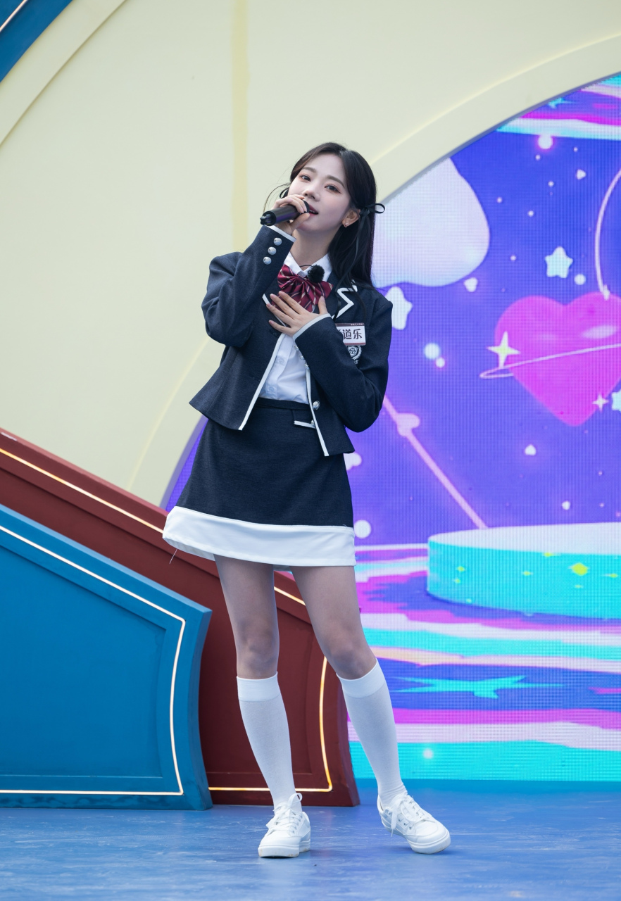 张紫宁,小西服搭配白丝袜,唯美校园风!