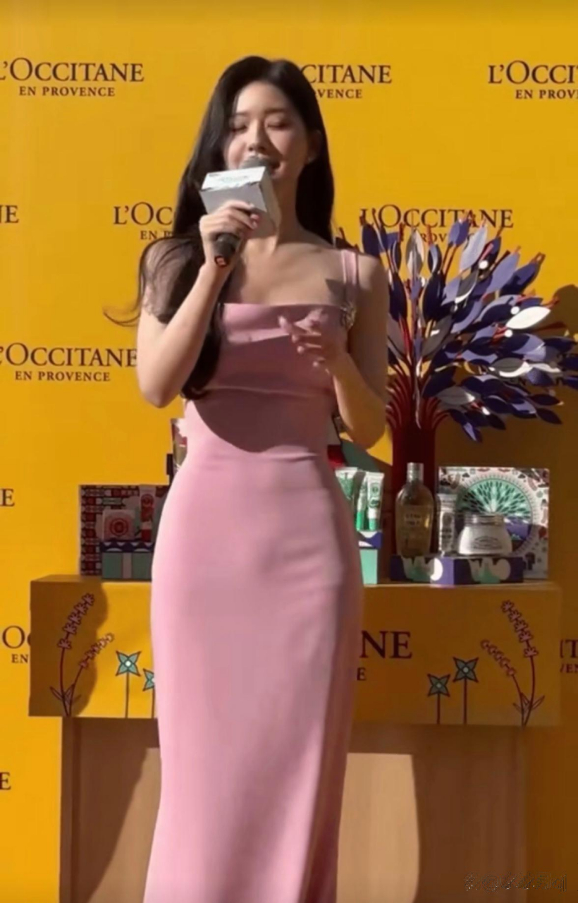 赵露思这个肚子是怎么锻炼的,这边平坦,女孩子不是小腹很大的吗?