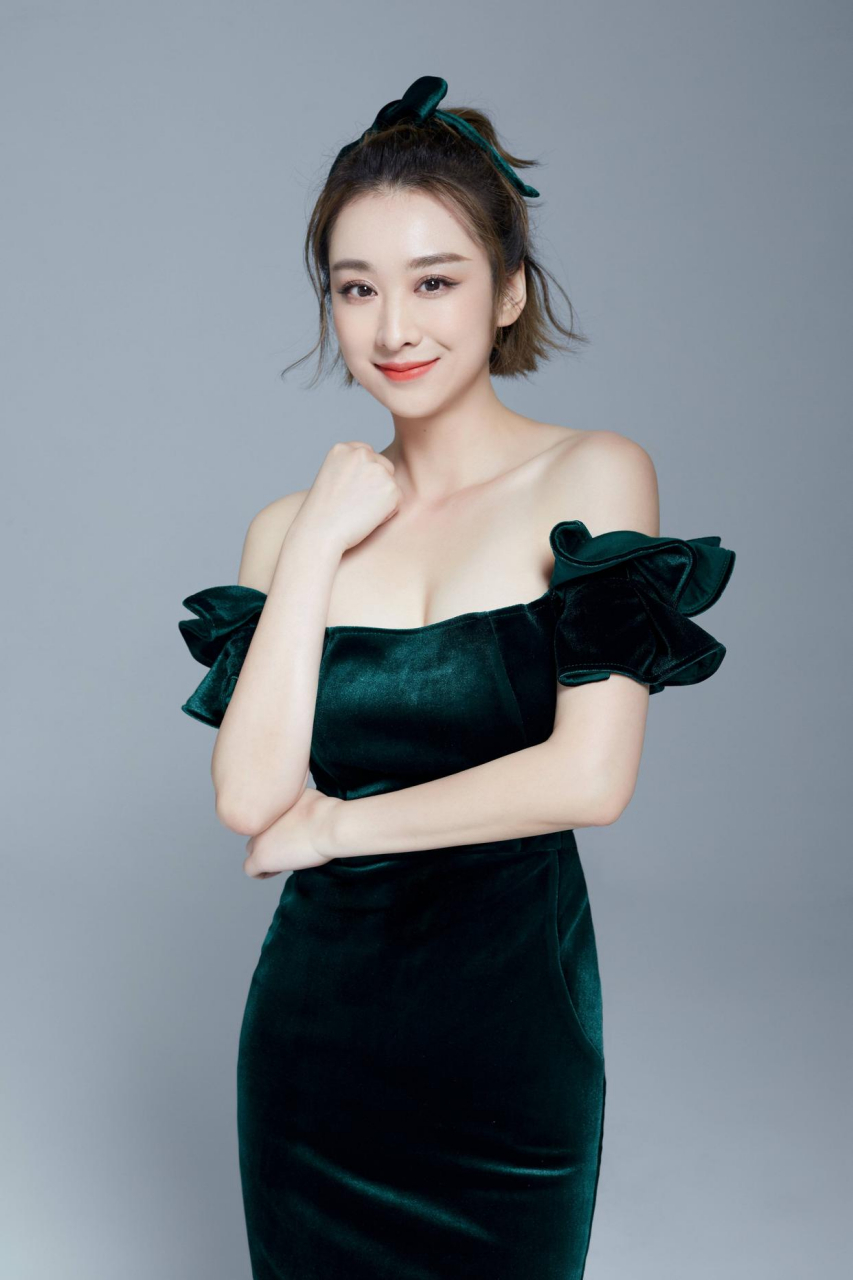 穆婷婷这壁纸,香肩一露,又心动了!
