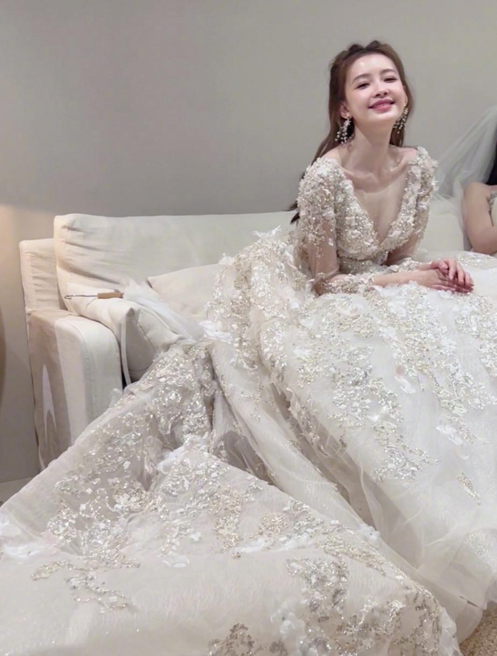 孙怡这深v婚纱就像梦里走出来的一样!