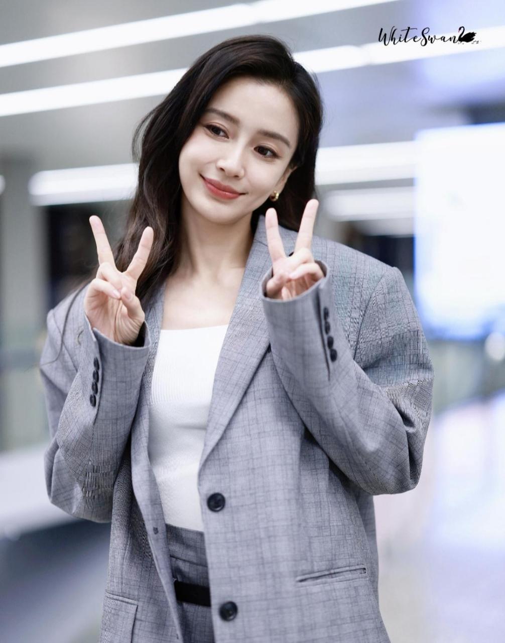 杨颖穿灰色西装配短裙