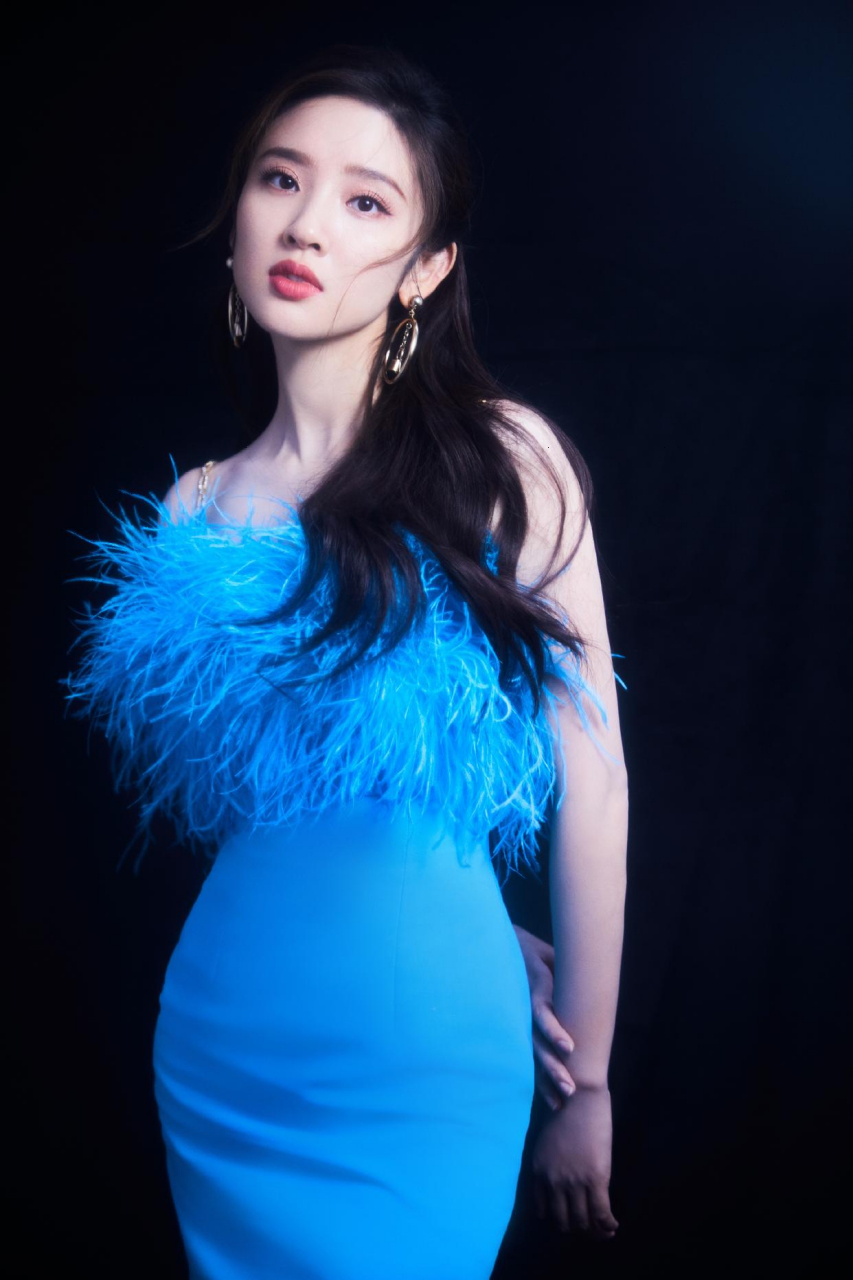 唐艺昕蓝色毛绒抹胸礼服,明媚动人!
