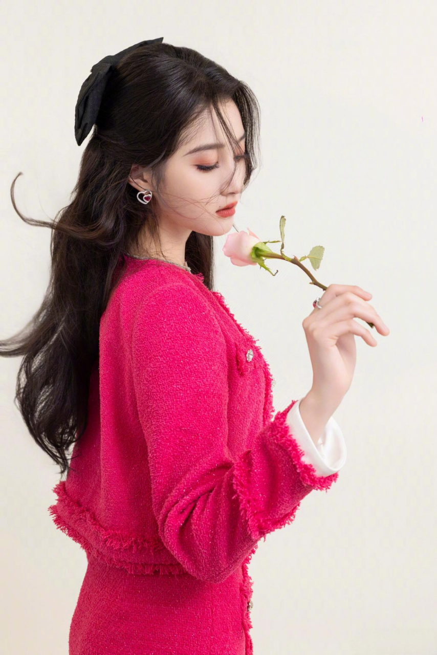 关晓彤粉色穿搭好美好甜,温柔浪漫!这大长腿,不亏是170多.