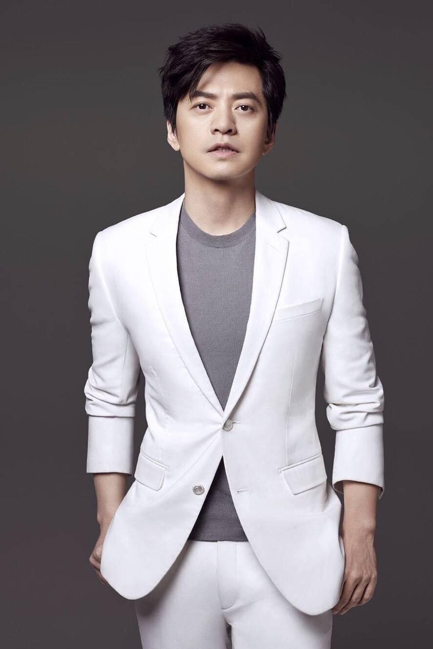 李健会来事!机场偶遇李巧,脱口就喊嫂子,汪峰反应够笑三天了