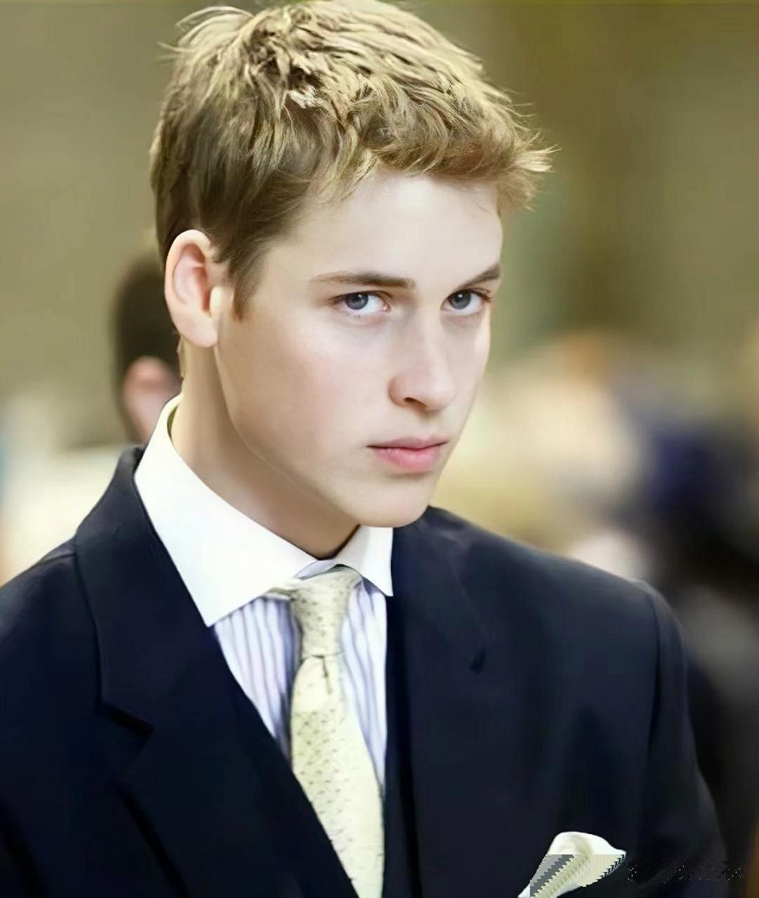 年轻时的威廉王子,身材高大