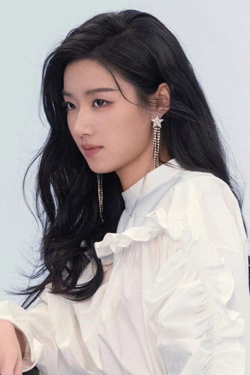 卢昱晓清纯美少女,白衬衫的褶皱设计,似海浪轻抚沙滩,优雅而不失灵动.