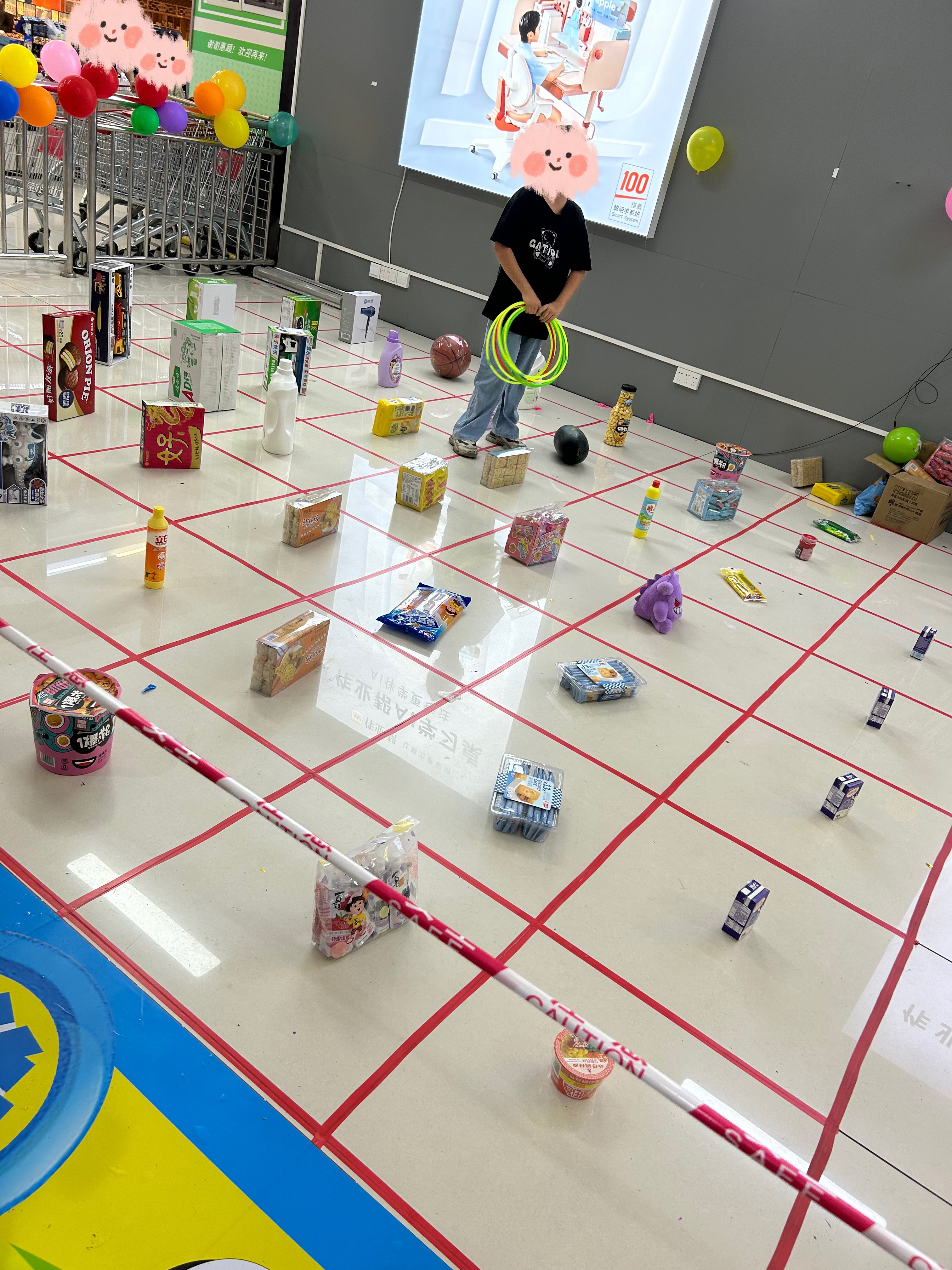 经过一个超市,看到很多人在套圈,一看原来是超市搞的活动,购物满61元