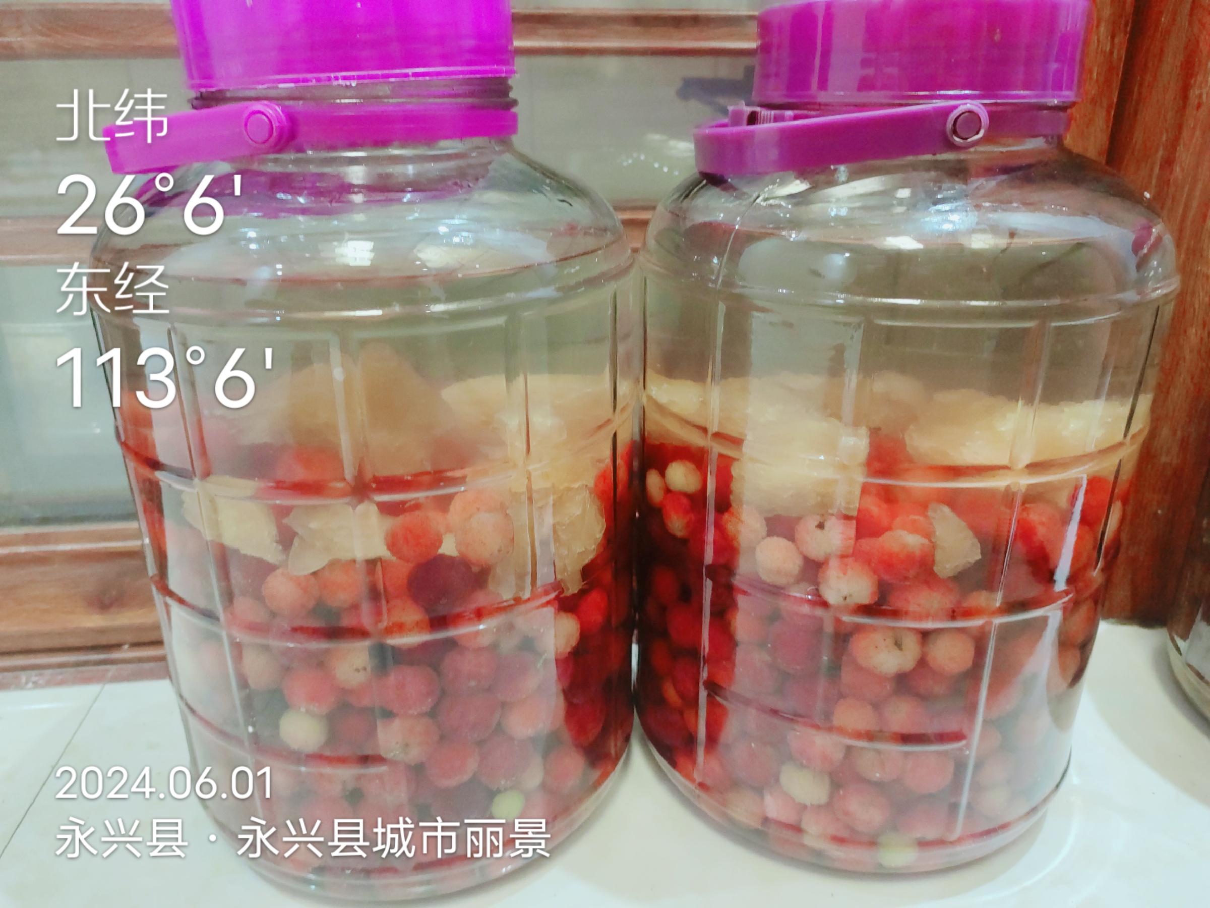 自制杨梅酒:挑选成熟的杨梅,与白酒按比例浸泡,经过一段时间的发酵,便