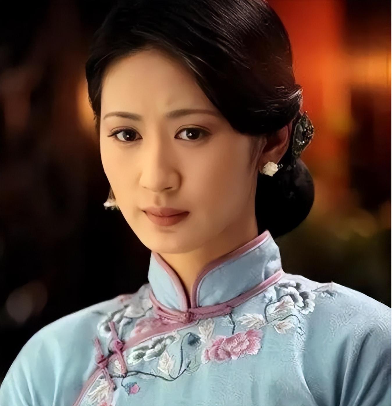 不同于陈好的狐狸眼那样狭长,郭珍霓的狐狸眼稍显短促,但却灵气十足.