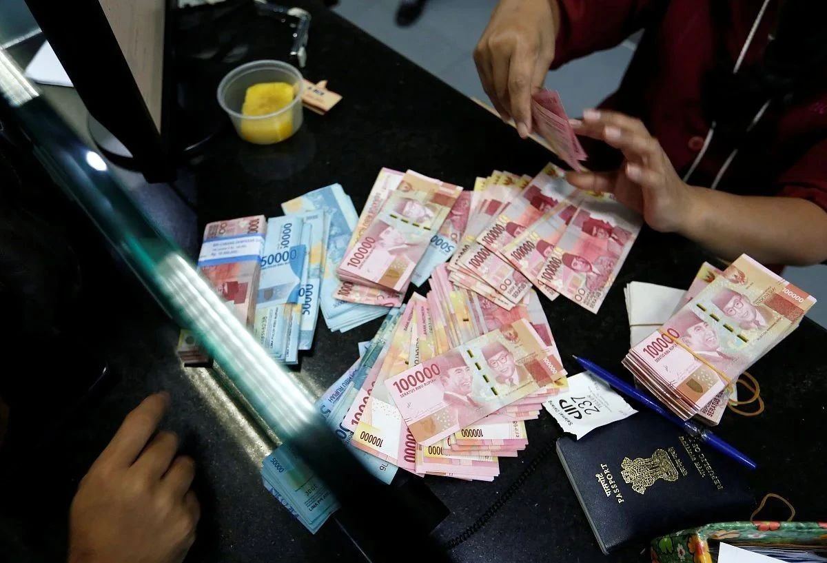 印钞机疯转?300万亿资金,股价没涨,房价没涨,钱流到哪去了?