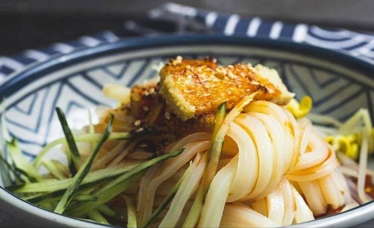 大武口凉皮是来源于宁夏的特色小吃,别看它只是一碗小小的凉皮,却包含