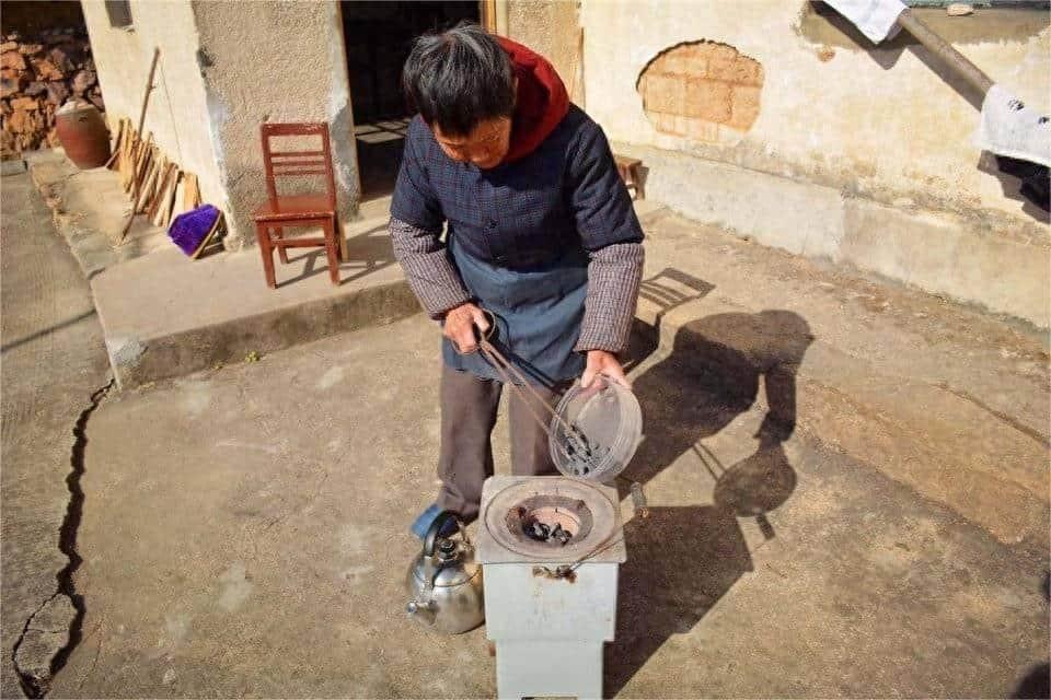 35岁男子因为穷娶不上媳妇,父母吐槽:那是你没有本事