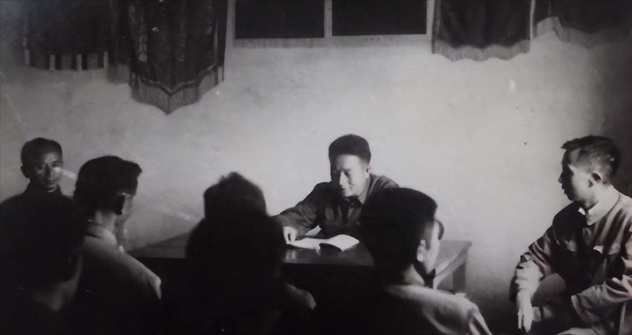 1946年,地下党开会时突然听到小贩大喊卖糖,会议负责人:快撤退