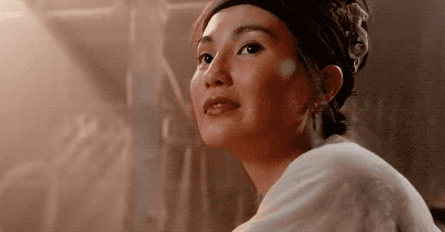 在电影《新龙门客栈》里,张曼玉扮演着一个风情万种的老板娘金镶玉,她