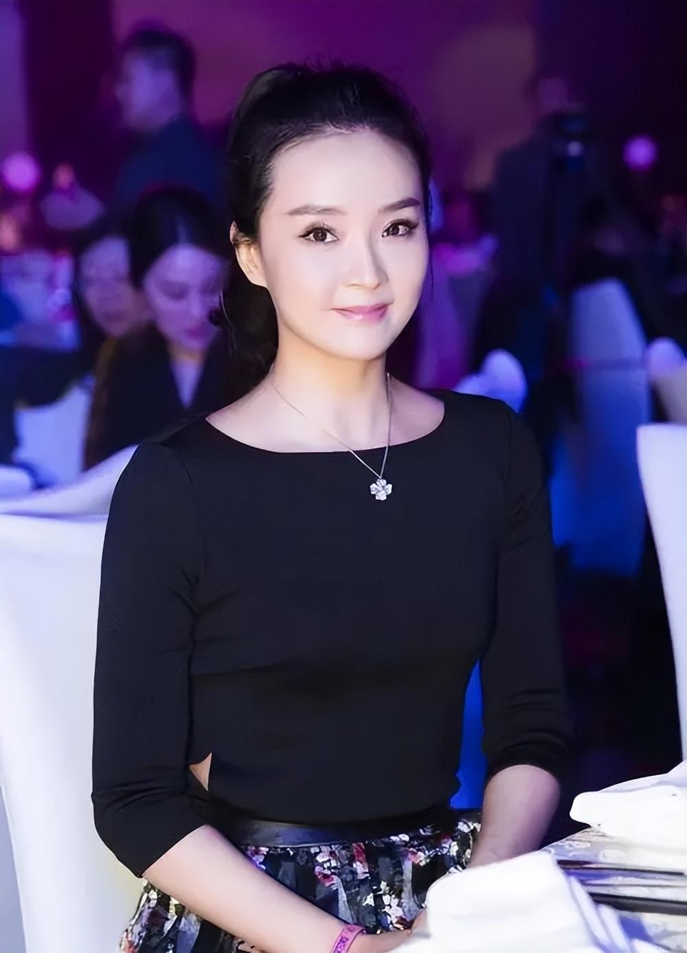 王艳:住故宫旁,跪着给婆婆洗脚,曾被继子掌掴,她过得幸福吗?