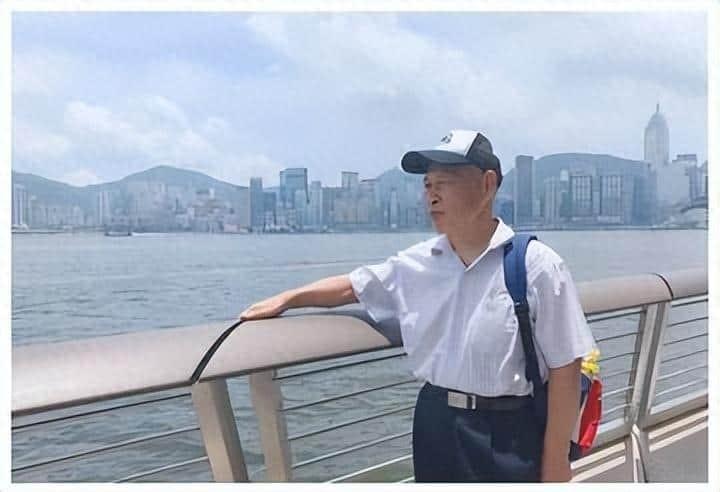 于是,正式宣布他们试婚的消息后,在张伟的严密观察下,小李搬进了张家.