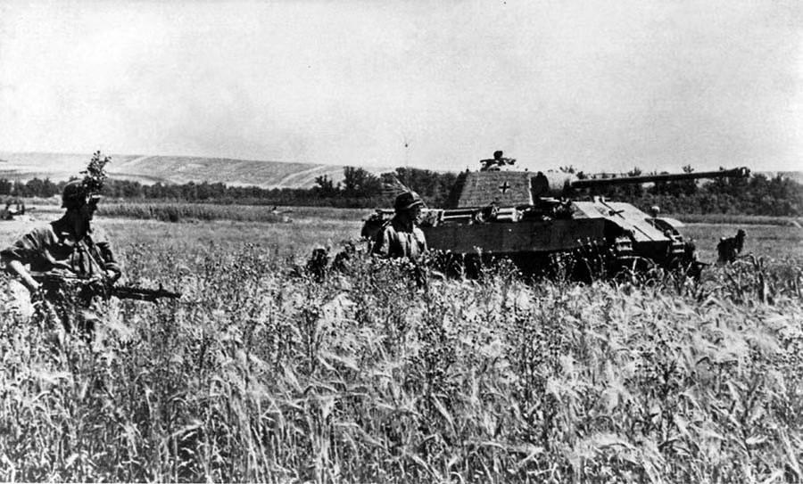 当戈沃罗夫的登陆兵在岛上战斗时,在预定实施主攻的梅梅尔方向,战役